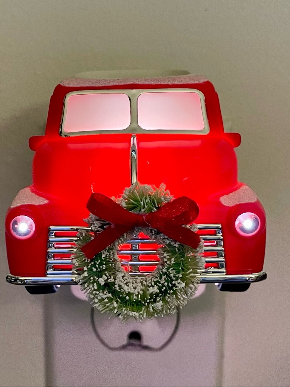 Yankee Candle Red Holiday Truck Plug-In Nightlight with Green Wreath